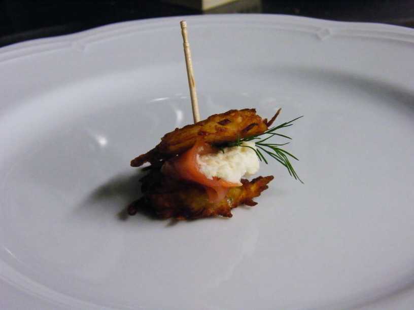  Minikartoffelpuffer mit R&auml;ucherlachs und Sahnemeerrettich